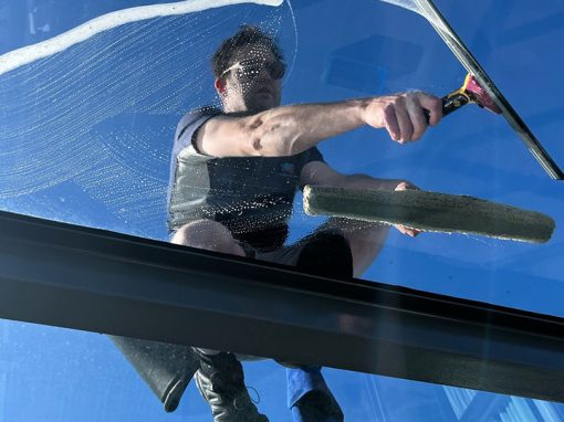 Window cleaning roof glass